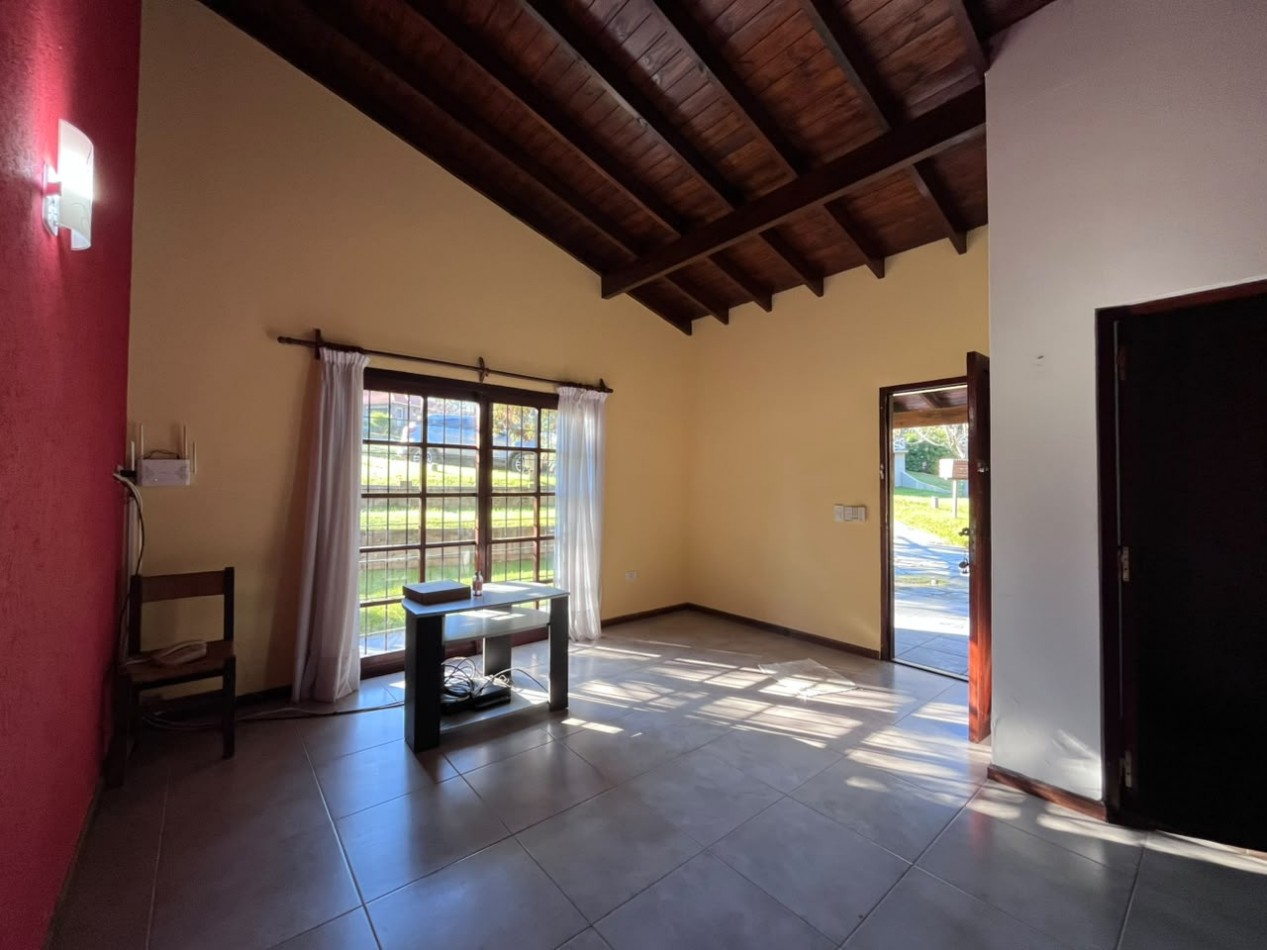 Venta de Casa 5 ambientes en Pinamar cerca del mar y centro comercial (cuenta con Gas Natural )