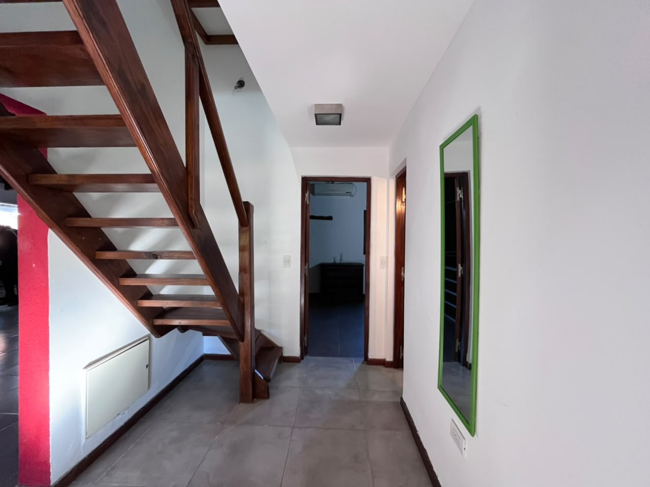 Venta de Casa 5 ambientes en Pinamar cerca del mar y centro comercial (cuenta con Gas Natural )