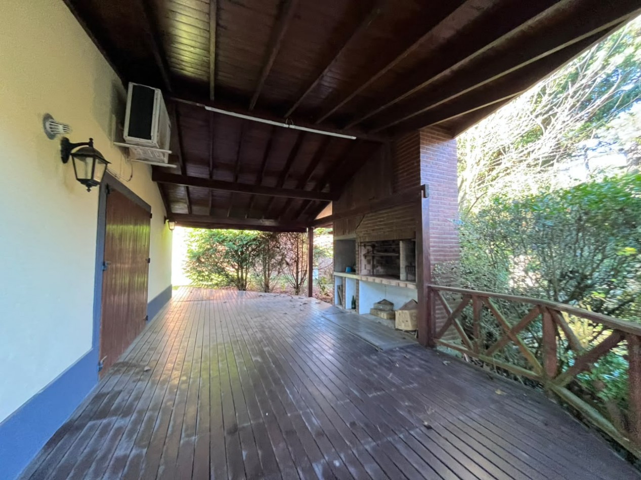 Venta de Casa 5 ambientes en Pinamar cerca del mar y centro comercial (cuenta con Gas Natural )