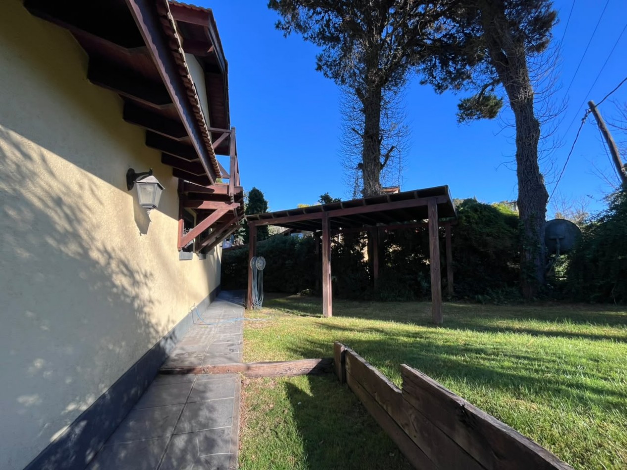 Venta de Casa 5 ambientes en Pinamar cerca del mar y centro comercial (cuenta con Gas Natural )