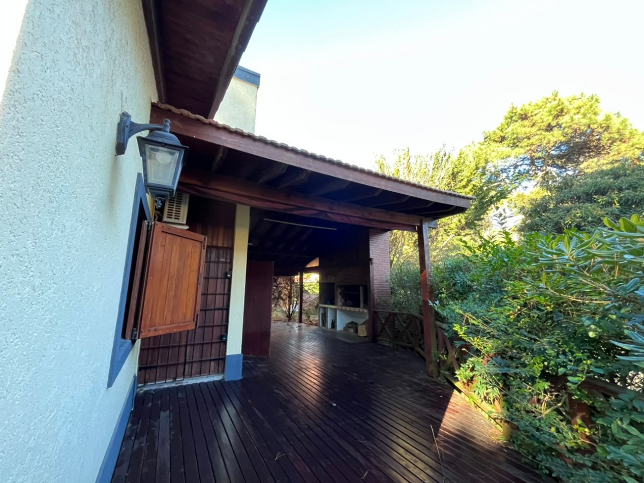 Venta de Casa 5 ambientes en Pinamar cerca del mar y centro comercial (cuenta con Gas Natural )