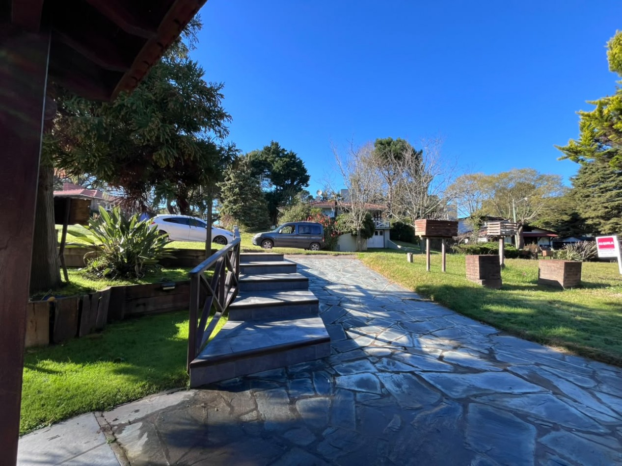 Venta de Casa 5 ambientes en Pinamar cerca del mar y centro comercial (cuenta con Gas Natural )