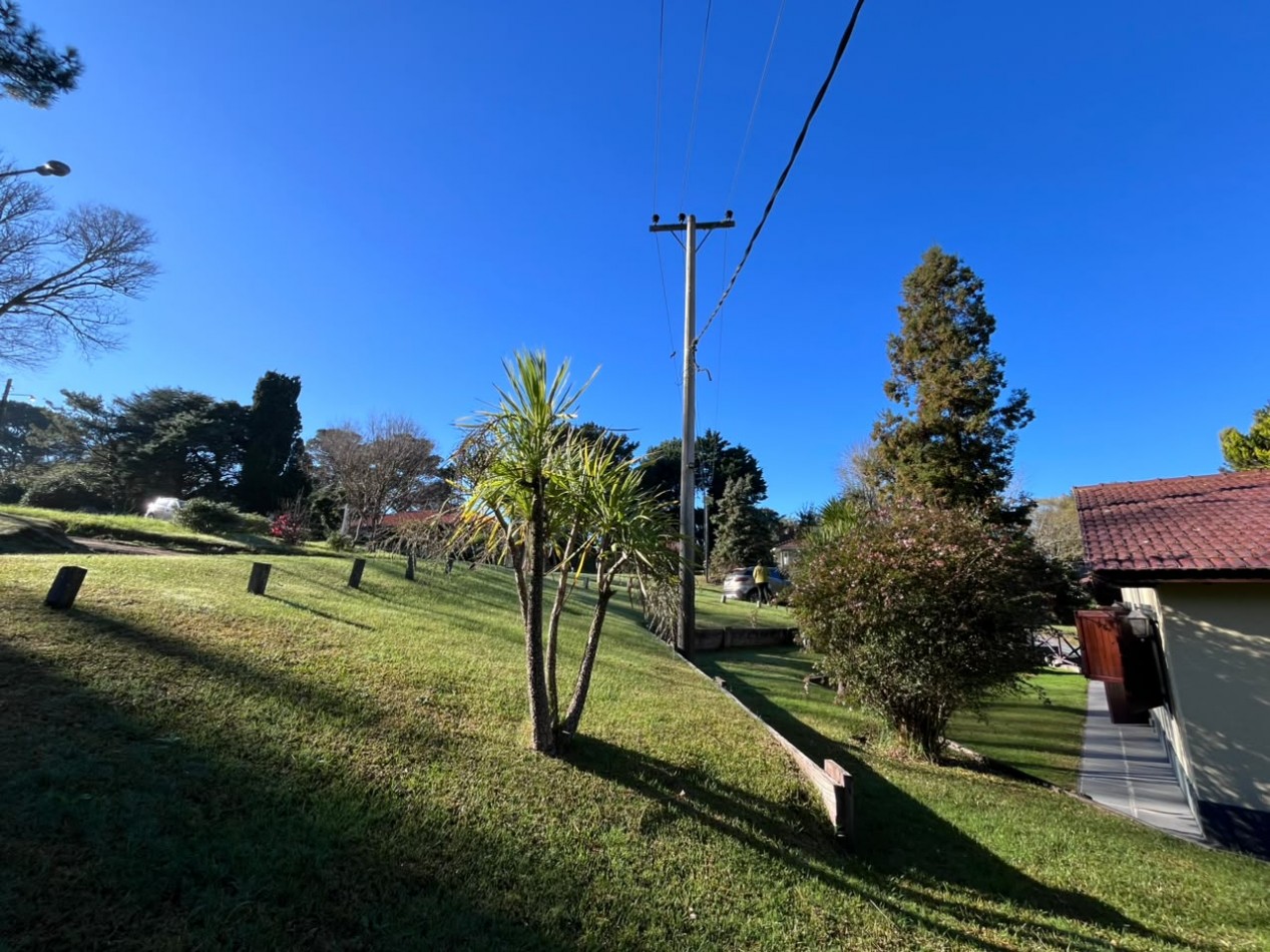 Venta de Casa 5 ambientes en Pinamar cerca del mar y centro comercial (cuenta con Gas Natural )