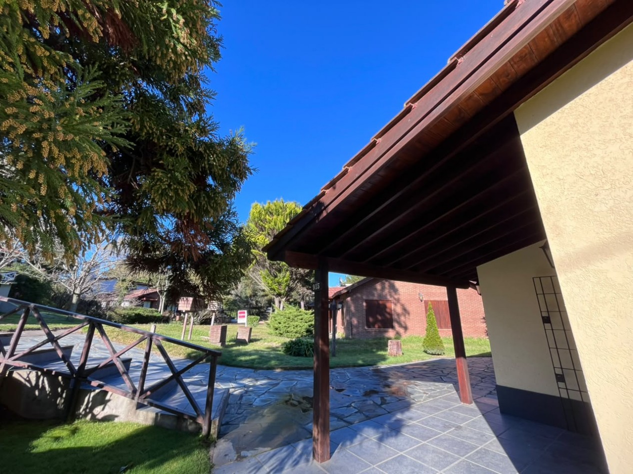 Venta de Casa 5 ambientes en Pinamar cerca del mar y centro comercial (cuenta con Gas Natural )