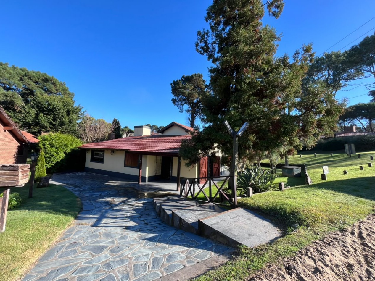 Venta de Casa 5 ambientes en Pinamar cerca del mar y centro comercial (cuenta con Gas Natural )