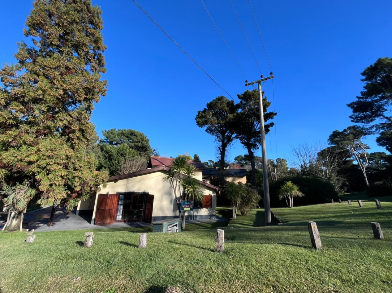 Venta de Casa 5 ambientes en Pinamar cerca del mar y centro comercial (cuenta con Gas Natural )