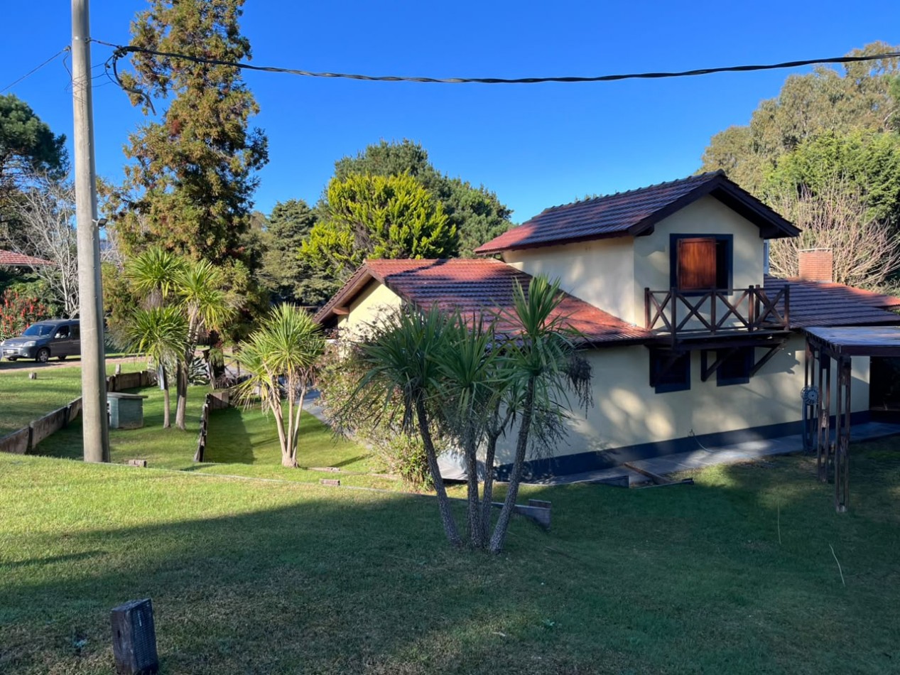 Venta de Casa 5 ambientes en Pinamar cerca del mar y centro comercial (cuenta con Gas Natural )