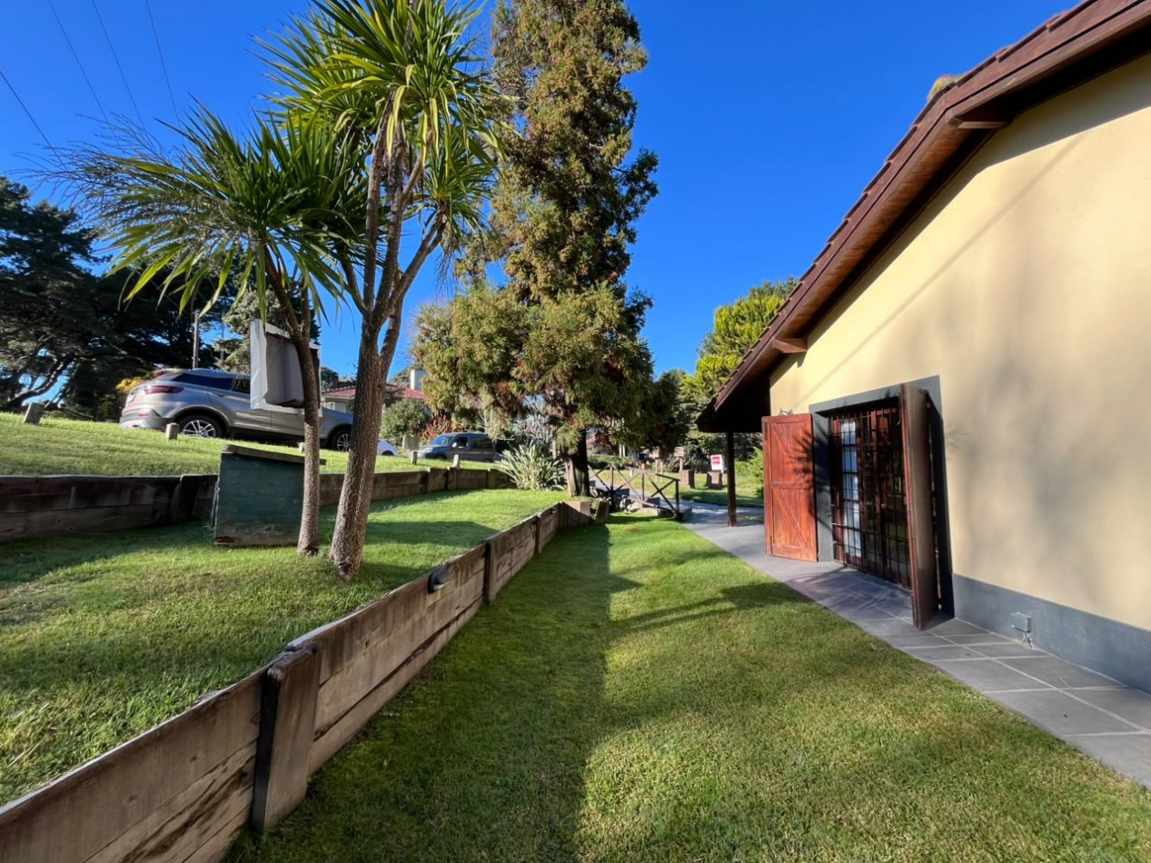 Venta de Casa 5 ambientes en Pinamar cerca del mar y centro comercial (cuenta con Gas Natural )