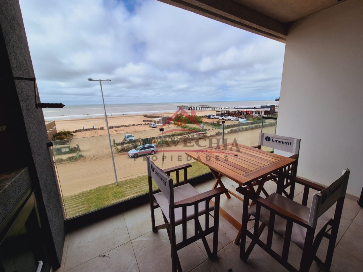 Espectacular tres ambientes frente al mar
