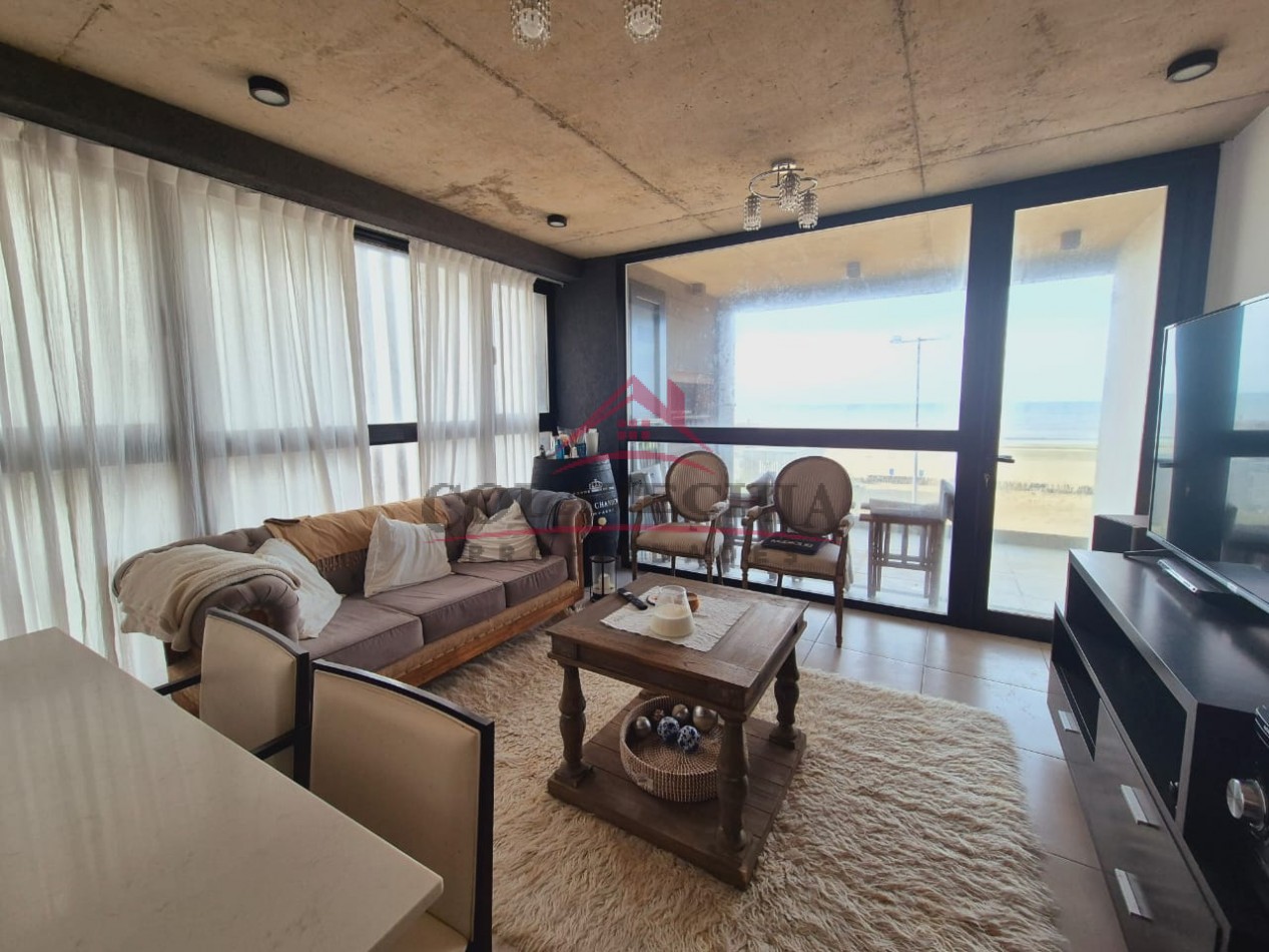 Espectacular tres ambientes frente al mar