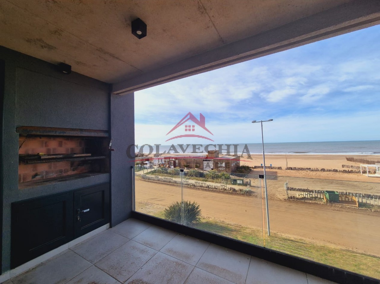 Espectacular tres ambientes frente al mar