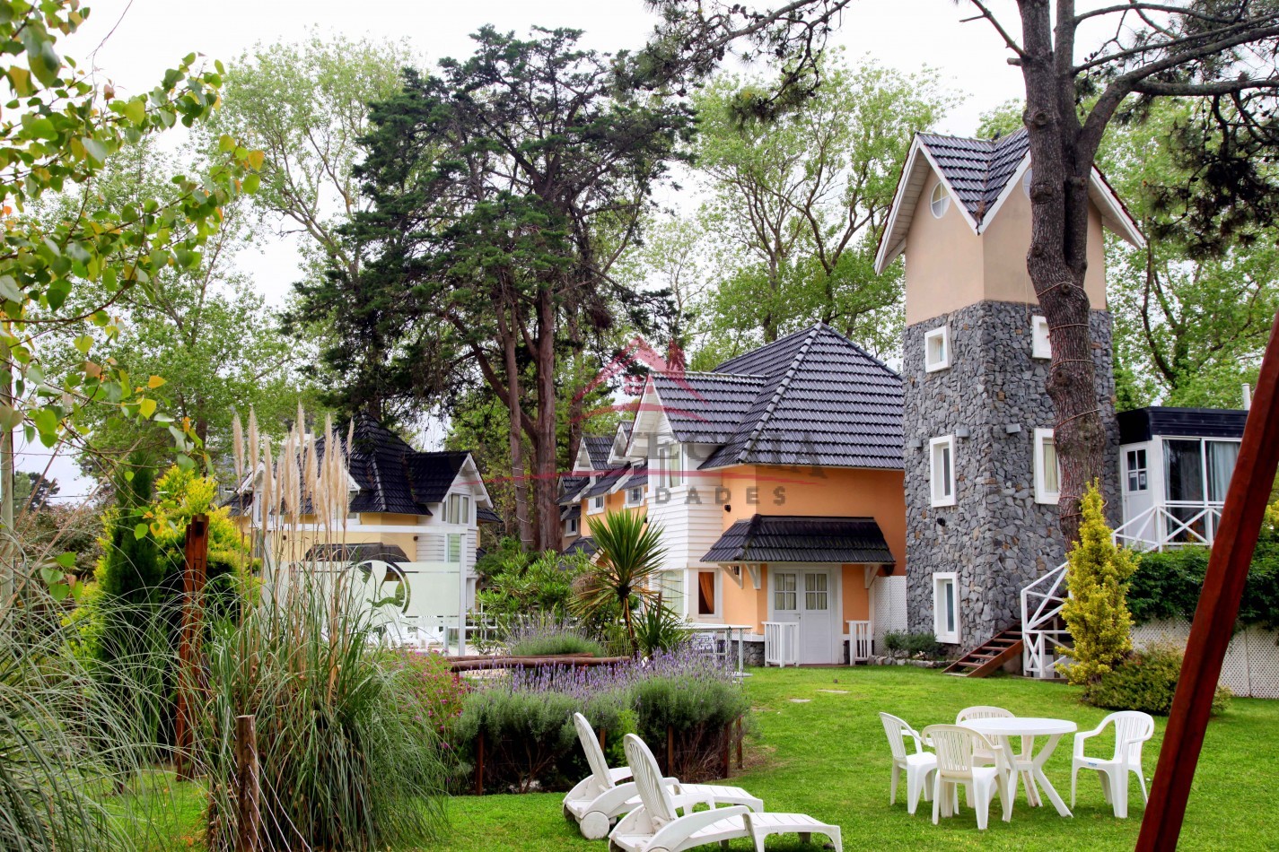 EN VENTA COMPLEJO EN BLOQUE O 5 DUPLEX SUBDIVIDIDOS 