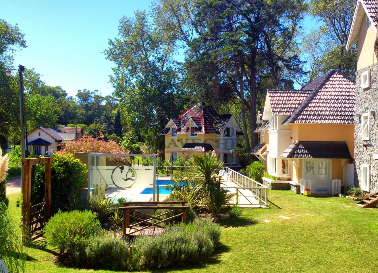 EN VENTA COMPLEJO EN BLOQUE O 5 DUPLEX SUBDIVIDIDOS 