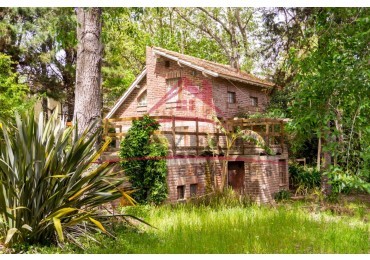 Casa ideal para ampliar sobre lote multifamiliar, a 150 mts de la playa..  SUPERFICIE: frente 15 mts x largo 31 mts. = 465 m2 aprox.